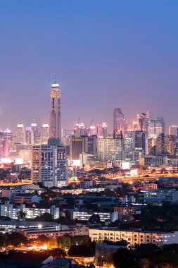 Gece, Tayland Bangkok gökdelen görünümünü.