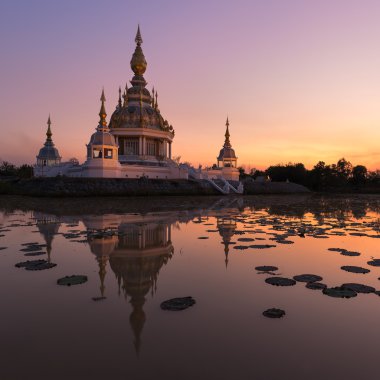 Güzel Budist pagoda alacakaranlıkta gökyüzü ile