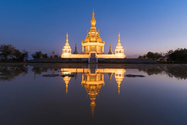 Krásné buddhistická pagoda s soumraku oblohy — Stock fotografie