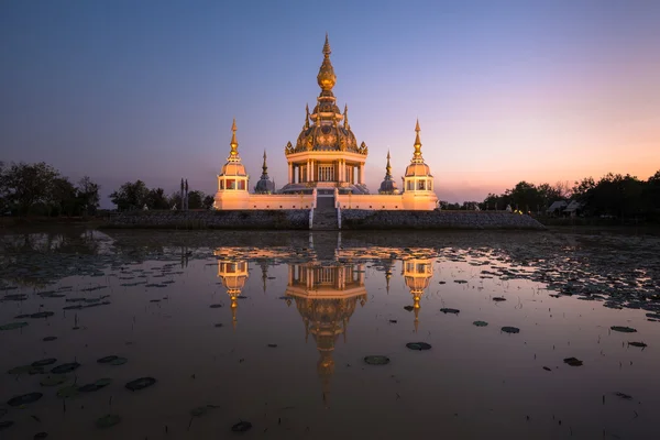 Güzel Budist pagoda alacakaranlıkta gökyüzü ile — Stok fotoğraf