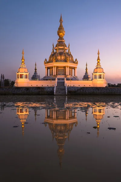Güzel Budist pagoda alacakaranlıkta gökyüzü ile — Stok fotoğraf
