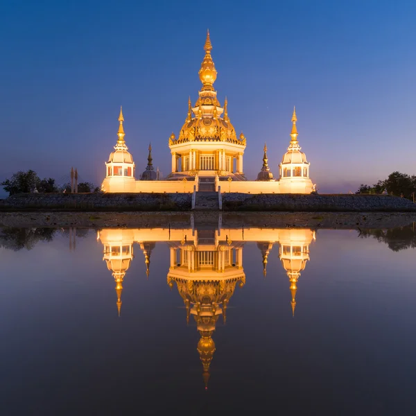 Güzel Budist pagoda alacakaranlıkta gökyüzü ile — Stok fotoğraf