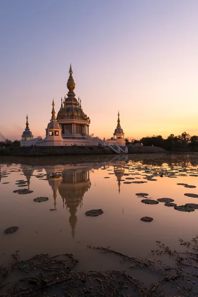 Güzel Budist pagoda alacakaranlıkta gökyüzü ile — Stok fotoğraf