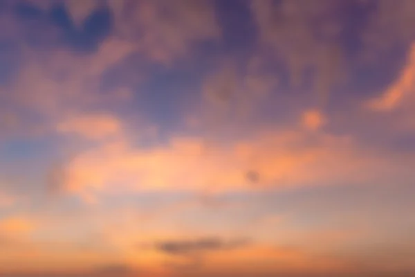 Blur belo céu do nascer do sol e nuvens background.blur fundo — Fotografia de Stock