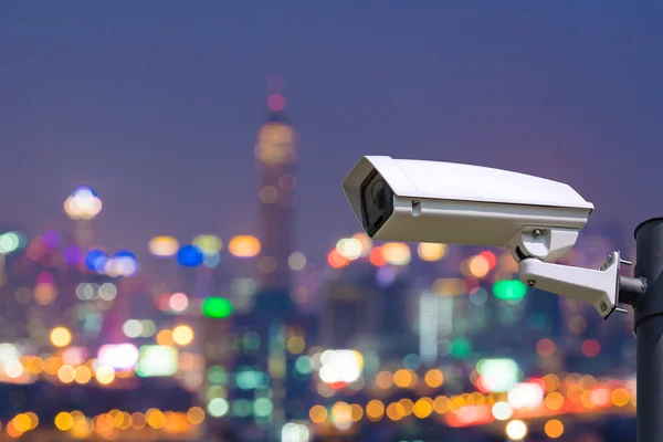 Câmera de segurança CCTV única na noite turva no centro da cidade — Fotografia de Stock