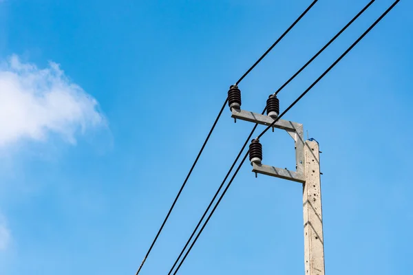 Posto de distribuição de eletricidade com fundo céu azul — Fotografia de Stock