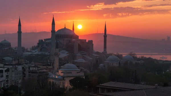 Το Ayasofya ή Αγία Σοφία κατά την ανατολή του ηλίου, η Αγία Σοφία είναι πρώην Ορθόδοξη πατριαρχική Βασιλική, αργότερα ένα τζαμί, και τώρα ένα μουσείο στην Κωνσταντινούπολη, Τουρκία — Φωτογραφία Αρχείου