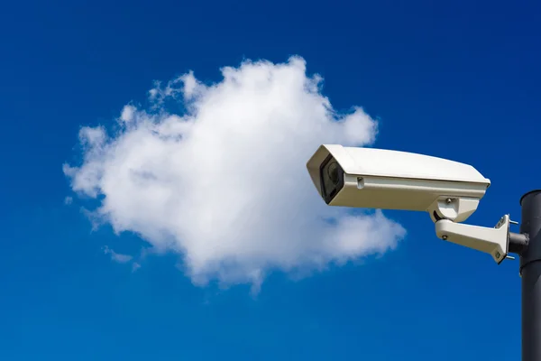 Caméra de sécurité CCTV unique sur fond bleu ciel et nuages simples — Photo