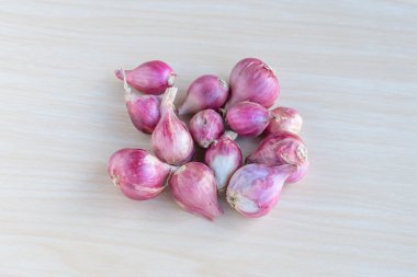 Soğancık soğan ince ahşap zemin üzerine