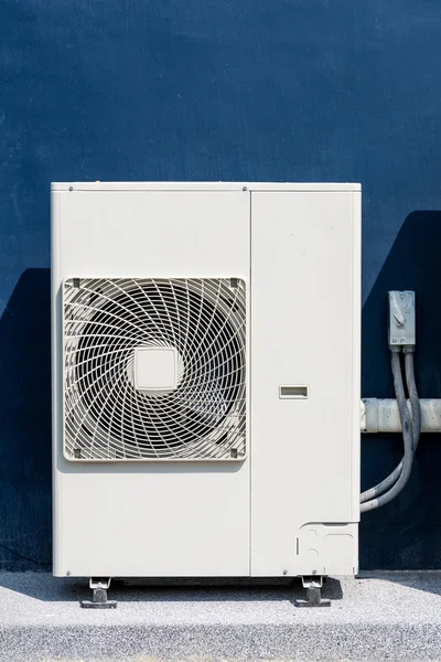 Büyük hava kompresörü, açık renkli duvar arka plan ile