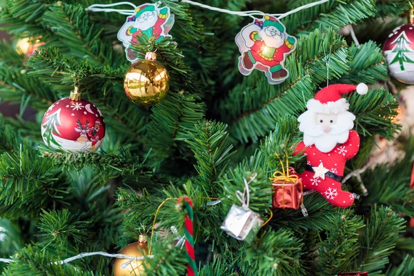 Árbol de Navidad y muchas muñecas de decoración — Foto de Stock