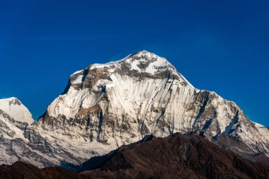 Dhaulagiri dağın en yüksek görünümünden Poon Hill adlı Nepal.