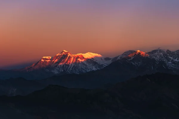 Das majestätische Himalaya-Gebirge bei Sonnenaufgang — Stockfoto