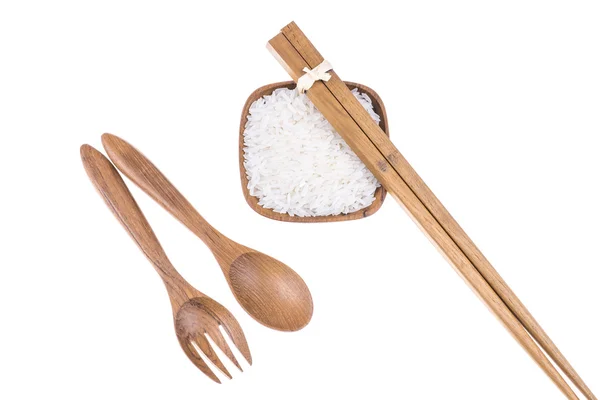 Garfo de madeira natural, colher e pauzinhos com arroz em tigela de madeira pequena — Fotografia de Stock