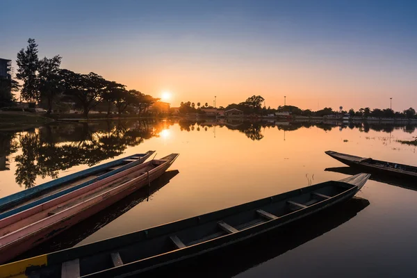 Fisherman's Boats docked with sunshine reflection by lake during beautiful sunset — Φωτογραφία Αρχείου