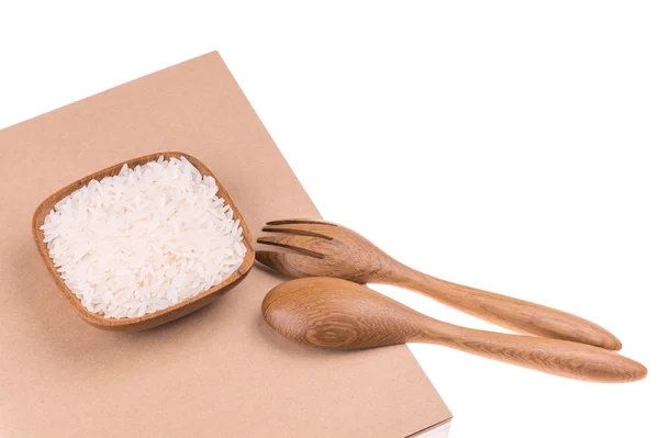 Garfo de madeira natural e colher com arroz em tigela de madeira pequena — Fotografia de Stock