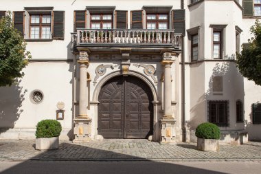 Eski Avrupa tarzı kapı ve pencerelerin