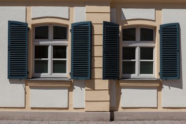 Eski Avrupa tarzı kapı ve pencerelerin