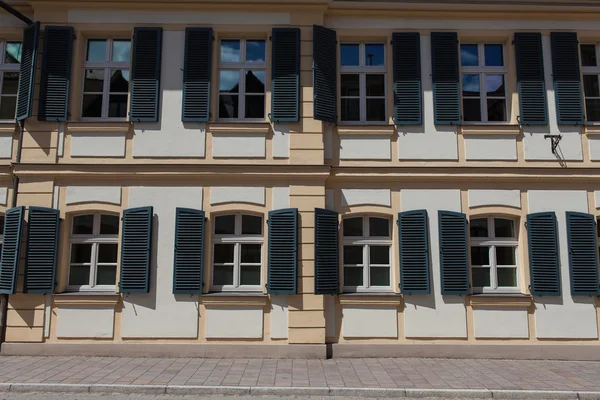 Fenêtres et portes dans l'ancien style européen — Photo