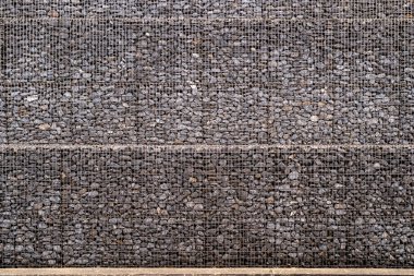 Gabiyonlardan yapılmış bir duvara bak