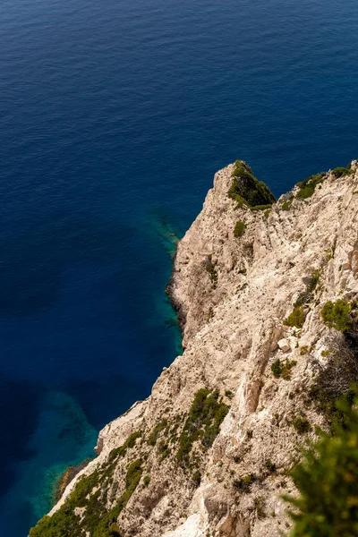 Zakynthos 'un kuzeybatısındaki kayalıklardan derin mavi denize bakın.