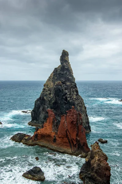 Grote Rots Atlantische Oceaan Aan Kust Van Het Schiereiland Ponta — Stockfoto