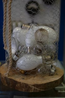Tahta tabanlı tel örgü içinde elektrikli cam lambaların görüntüsü, en üstte kapatılacak ip....