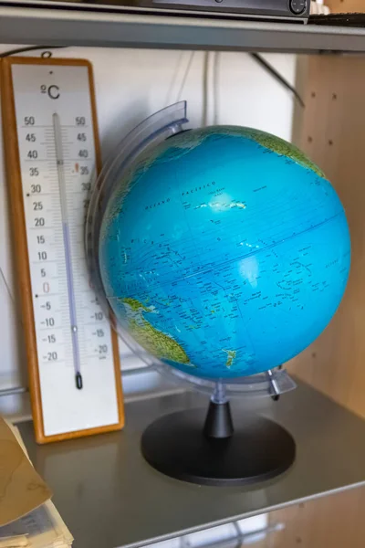 View Terrestrial Globe Temperature Thermometer Cupboard Shelf — Stock Photo, Image