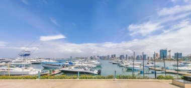 Luanda / Angola - 11 / 21 / 2020: Angola 'daki marina ve şehir merkezindeki panoramik manzara, Luanda körfezi, marjinal ve merkez binalar