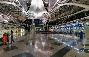 Porto / Portekiz 09: 25 2020: Porto havaalanı lobisindeki check-in gişelerinin genel görünümü