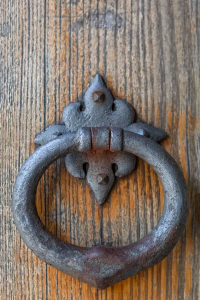 Detailed View Medieval Metallic Rusty Handle Door Old Wooden Door — Stock Photo, Image