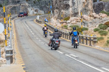 Seia / Serra da Estrela / Portugal - 08: 15 2020: Serra da Estrela doğal parkında motorcularla birlikte yokuş yukarı görüş...