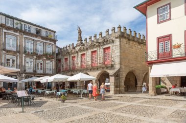 Guimaraes / Portekiz - 12 09 2020: Plaza da Oliveira 'da sembolik bir bina olan ortaçağ binası S. Tiago' ya bakın.