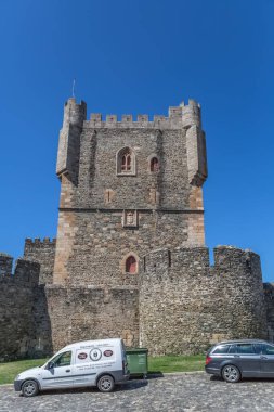 Braganca / Portekiz - 08 01 2020: Braganca şehrinde ikonik bir anıt bina olan Braganca Kalesi 'nin dış cephe kulesine bakın