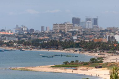 Luanda / Angola - 12 / 07 / 2020: Luanda şehir merkezinin havadan görünüşü, deniz kıyısı ve plajı, Angola 'daki marjinal ve merkezi binalar