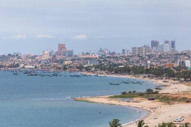 Luanda / Angola - 12 / 07 / 2020: Luanda şehir merkezinin havadan görünüşü, deniz kıyısı ve plajı, Angola 'daki marjinal ve merkezi binalar