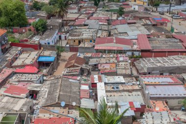 Luanda / Angola - 12 / 07 / 2020: Luanda şehrinin orta kesimindeki fakir bir mahallenin havadan görünüşü, tipik Afrika gettosu, Angola 'da müze adı verilen fakir çadırları ile  