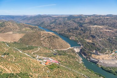 Penedo Durao bakış açısı, Uluslararası Douro Parkı 'nın tipik manzarası, Douro nehri üzerindeki baraj ve Portekiz' in kuzeyindeki dağlık arazi, İspanya 'nın arka planı ...