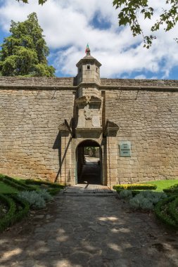 Chaves / Portugal - 08 / 01 / 2020: Chaves kentindeki eski savunma ve askeri anıt olan Saint Francisco Kalesi 'nin ana girişine bakın