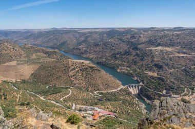 Penedo Durao bakış açısı, Uluslararası Douro Parkı 'nın tipik manzarası, Douro nehri üzerindeki baraj ve Portekiz' in kuzeyindeki dağlık arazi, İspanya 'nın arka planı ...