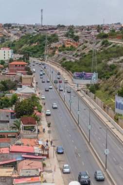 Luanda / Angola - 12 / 07 / 2020: Luanda şehir merkezindeki samba yolunda yol, araçlar ve binalarla hava görüntüsü