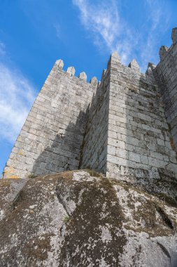 Portekiz 'in kuzey bölgesindeki ikonik bir ortaçağ şatosu olan Guimaraes Kalesi' nin arka cephe manzarası.