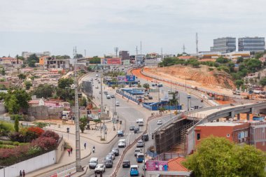Luanda / Angola - 12 / 07 / 2020: Luanda şehir merkezindeki samba yolunda yol, araçlar ve binalarla hava görüntüsü