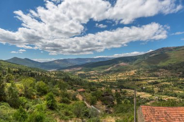 Serra da Estrela doğal parkının dağlarının tepesinden, Star Mountain Range, Manteigas vadisi ve dağ manzarası...