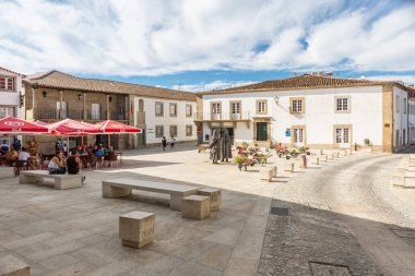 Miranda do Douro / Portugal - 08 23 2020: Miranda do Douro kalesinin merkez plazasına bakın, gezinti güvertesindeki insanlar ve tipik mimari binalar