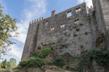 Guimaraes / Portekiz 09 12 2020: Portekiz 'in kuzey bölgesindeki ikonik bir ortaçağ şatosu olan Guimaraes Kalesi' nin ön kale manzarası