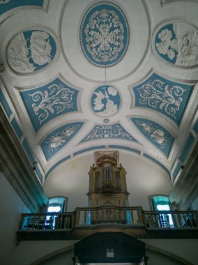 Lamego / Portekiz - 07 25 2019: Lamego Katedrali içindeki dekore edilmiş Barok tarzı tavan ve boru orgu, şehrin barok bir anıtı, mimari ve dini simgesi