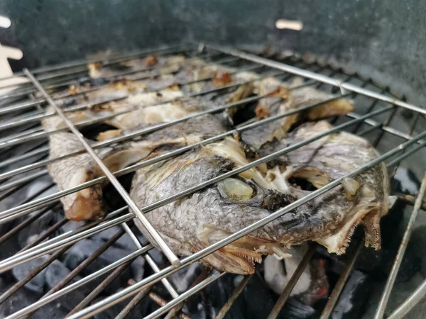 Detailní Pohled Ryby Grilované Nad Hořícím Uhlím Zdravé Typicky Středomořské — Stock fotografie