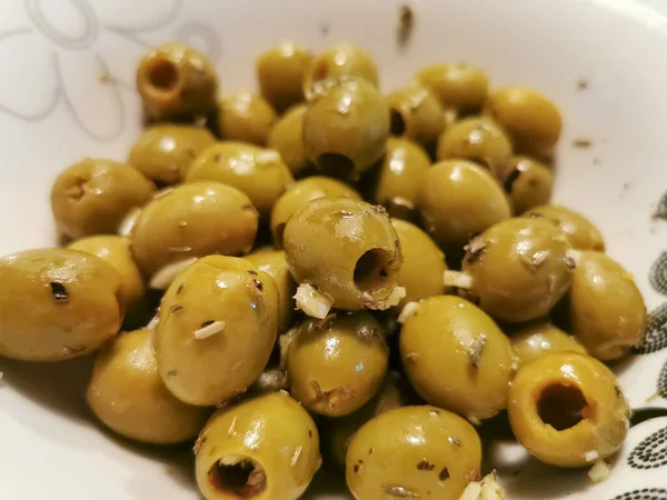 Vista Dettagliata Antipasti Sani Olive Verdi Aglio Coriandolo Olio Oliva — Foto Stock