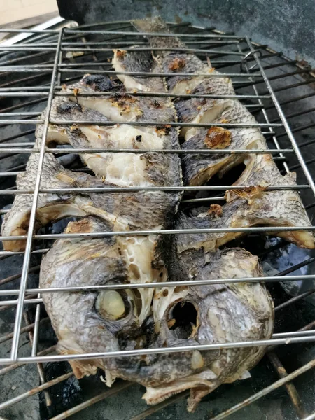 Detailní Pohled Ryby Grilované Nad Hořícím Uhlím Zdravé Typicky Středomořské — Stock fotografie